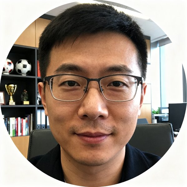 足球吧创始人兼CEO张磊的圆形头像，一位戴眼镜的亚洲男性，背景为办公室书架和足球纪念品